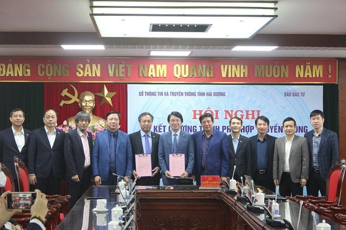 Lễ ký kết chương trình phối hợp truyền thông giai đoạn 2022 - 2025 giữa Sở Thông tin và Truyền thông tỉnh Hải Dương với Báo Đầu tư. Ảnh: Thanh Sơn.