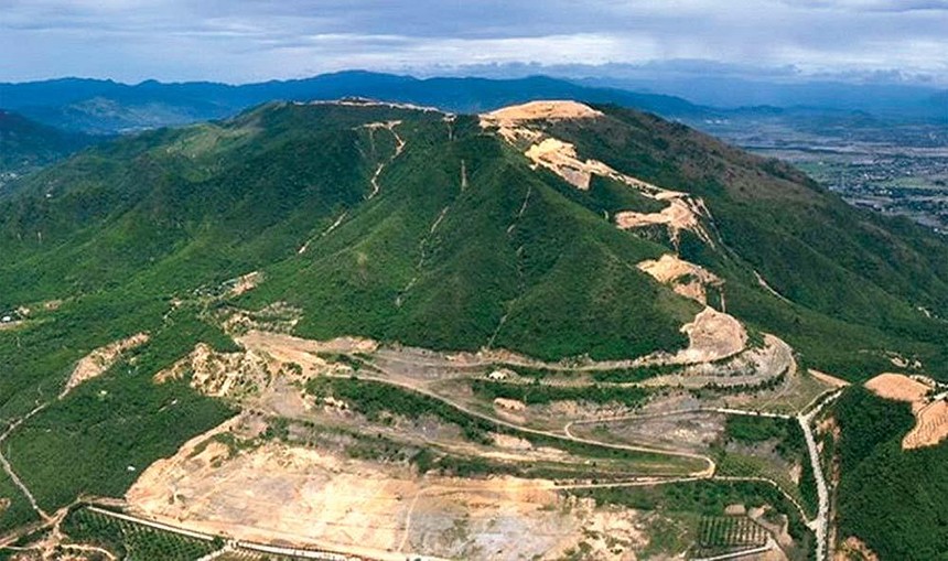 Núi Chín Khúc bị cày xới làm dự án.