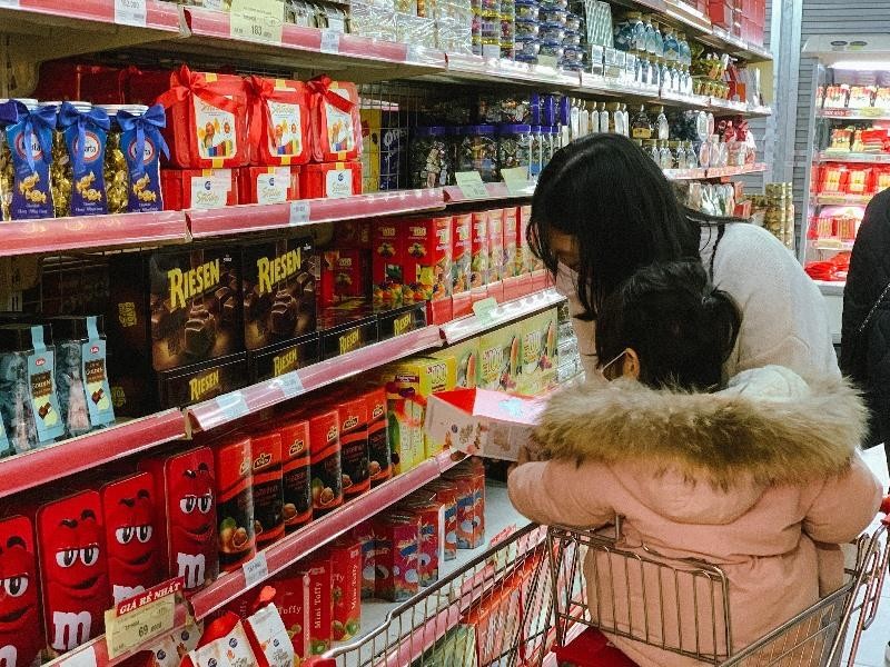 Hà Nội: Sôi động thị trường đồ uống, bánh kẹo Tết