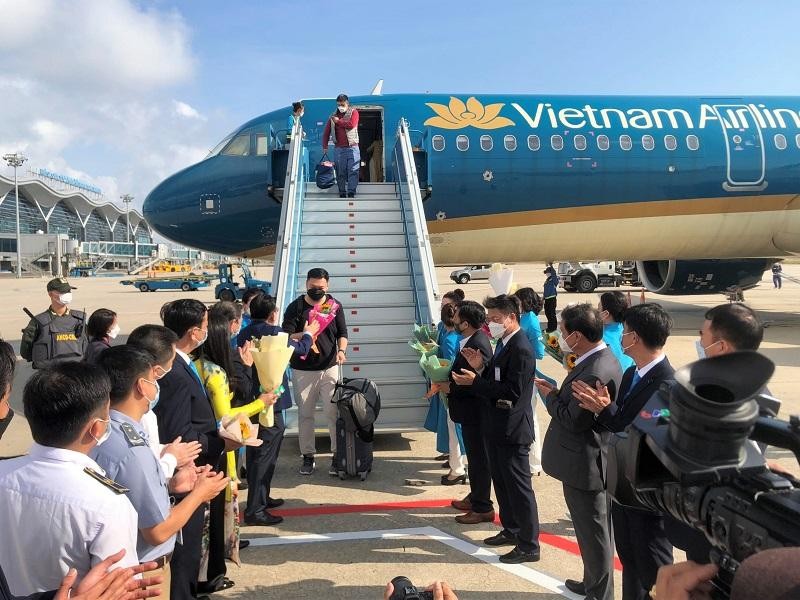 Đại diện tỉnh Khánh Hòa và Vietnam Airlines đã chào đón những du khách đầu tiên của năm Nhâm Dần đến với thành phố Nha Trang, Khánh Hòa hôm 1/2/2022.