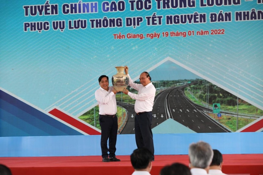 Ông Hồ Minh Hoàng nhận quà lưu niệm của Chủ tịch nước Nguyễn Xuân Phúc nhân dịp thông xe cao tốc Trung Lương - Mỹ Thuận.