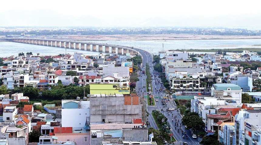 Cầu Hùng Vương - gạch nối TP. Tuy Hòa và đô thị Nam Tuy Hòa ngay cửa Đà Diễn