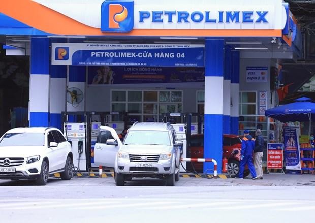 Một điểm bán xăng dầu của Petrolimex trên địa bàn Hà Nội. (Ảnh: TTXVN)