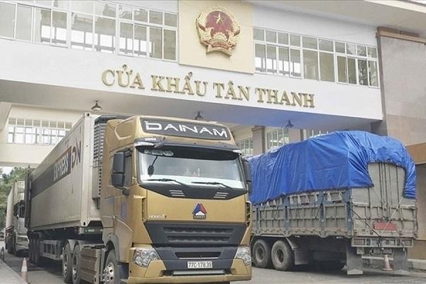 Tiếp nhận xe chở hàng hóa từ 6/3 nhưng Lạng Sơn khuyến cáo các doanh nghiệp cần thực hiện triệt để việc phun khử khuẩn hàng hóa.