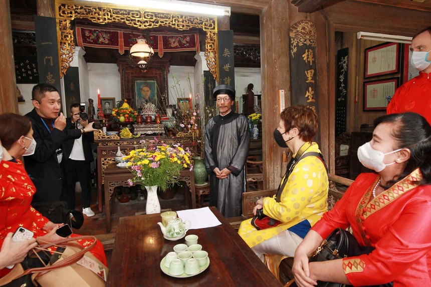 Ảnh minh họa khách du lịch thăm làng cổ Đường Lâm (Ảnh: Chí Cường)