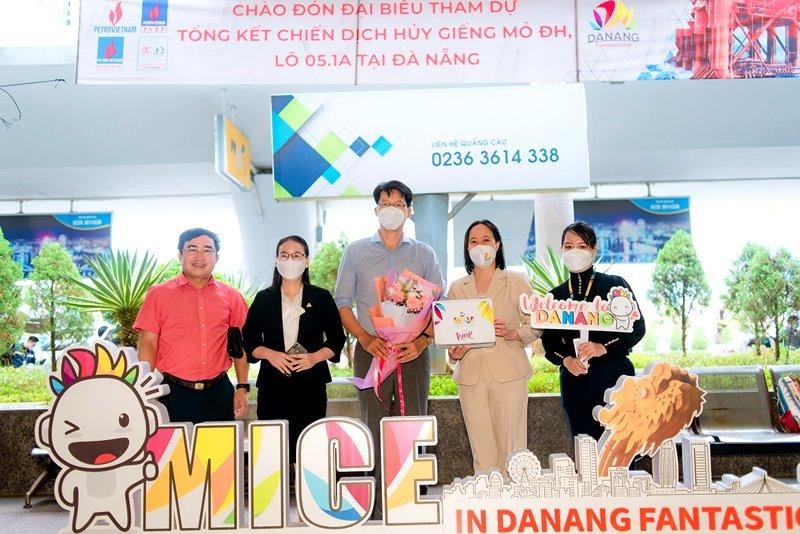 Hoạt động chào đón đoàn 100 khách MICE đầu tiên theo Chính sách MICE Đà Nẵng năm 2022.
