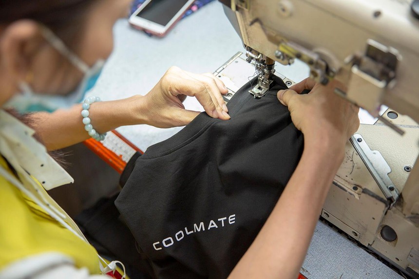 Công nhân hoàn thiện sản phẩm của Coolmate tại nhà máy may (Nguồn: Coolmate).