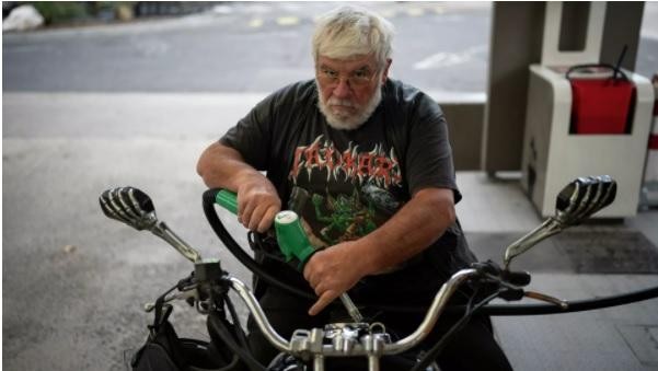 Giá xăng tăng cao, người đi xe máy tại Pháp trộn thêm cồn để tiết kiệm