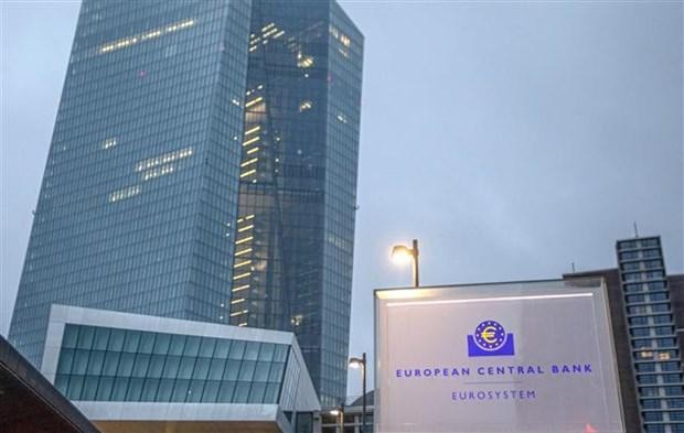 ECB dự báo lạm phát tăng lên 5,1% trong năm 2022, từ mức 3,2% được dự báo trước đó. (Ảnh: AFP/TTXVN)