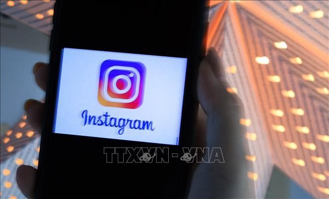  Ứng dụng Instagram được cài trên màn hình điện thoại. Ảnh: AFP/TTXVN