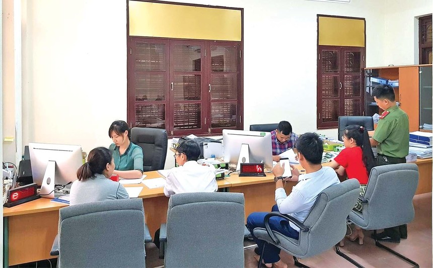 Người dân, doanh nghiệp làm thủ tục hành chính tại Sở Kế hoạch và Đầu tư tỉnh Quảng Bình