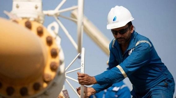 Kỹ sư dầu khí làm việc tại cảng Umm Qasr, phía Nam thành phố Basra, Iraq. Ảnh: AFP