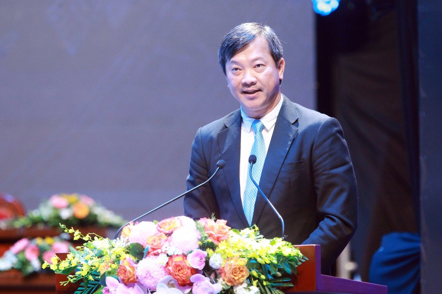 Ông Mai Hữu Tín phát biểu với các doanh nhân trẻ tại Đại hội lần thứ VII Hội Doanh nhân trẻ Việt Nam. Ảnh: Chí Cường