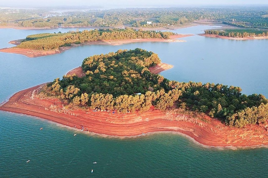 Một góc hồ Trị An nằm trong Khu Bảo tồn thiên nhiên - văn hóa Đồng Nai.