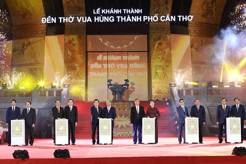 Chủ tịch nước Nguyễn Xuân Phúc và các đại biểu thực hiện nghi thức khánh thành Đền thờ Vua Hùng TP. Cần Thơ.