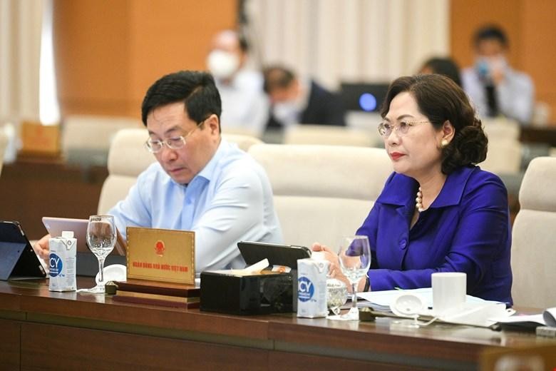 Phó thủ tướng Phạm Bình Minh và Thống đốc Nguyễn Thị Hồng tại phiên họp.