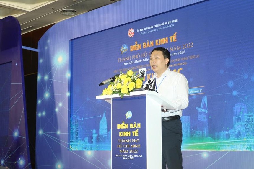 Ông Nguyễn Huy Dũng, Thứ trưởng Bộ Thông tin và Truyền thông phát biểu tại Diễn đàn Kinh tế TP.HCM năm 2022. Ảnh: Lê Toàn