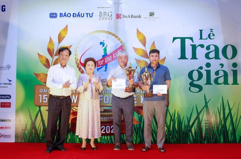Chủ tịch Giải golf từ thiện thường niên Vì trẻ em Việt Nam Võ Hồng Phúc (bìa trái) và Madame Nguyễn Thị Nga, Chủ tịch Tập đoàn BRG chúc mừng các tay golf có thành tích tốt tại giải đấu lần thứ 15.