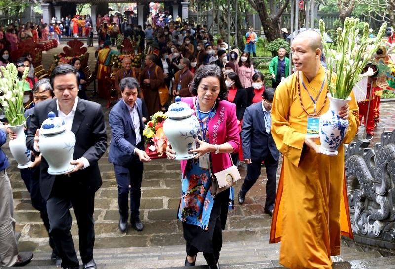 Lãnh đạo Trung ương, lãnh đạo tỉnh Ninh Bình và Ban tổ chức thực hiện nghi lễ rước nước đến đền Suối Tiên dâng hương Thánh Quý Minh Đại Vương.