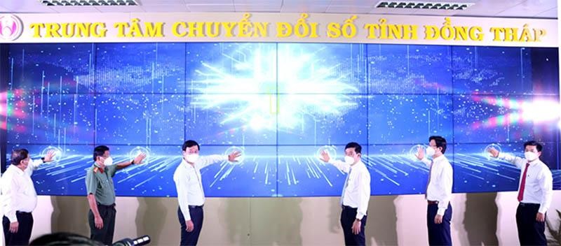 Lãnh đạo tỉnh Đồng Tháp ấn nút khởi động khai trương Trung tâm