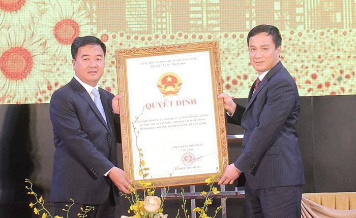 Ông Triệu Thế Hùng, Chủ tịch UBND tỉnh Hải Dương trao quyết định phê duyệt điều chỉnh quy hoạch cho UBND TP Chí Linh. Ảnh: TH