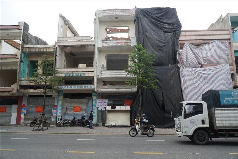 Các ngôi nhà kề Sân vận động Chi Lăng, Đà Nẵng đang được tháo dỡ để bàn giao mặt bằng sạch cho cơ quan có thẩm quyền. Ảnh: P.V