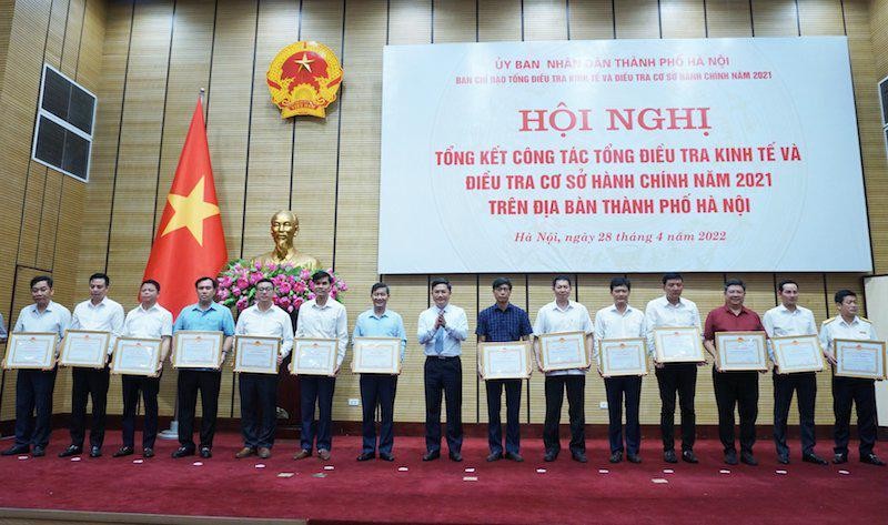 Phó Chủ tịch UBND Thành phố Hà Minh Hải trao Bằng khen của Chủ tịch UBND Thành phố Hà Nội cho các tập thể đạt thành tích. 