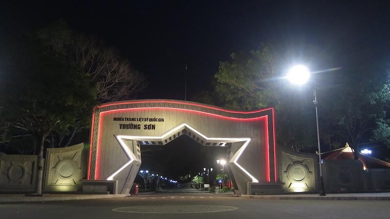 Cổng chính Nghĩa trang Liệt sĩ Quốc gia Trường Sơn đã được nâng cấp, trang trí bằng hệ thống chiếu sáng hiện đại, mỹ thuật (Ảnh: K.T)