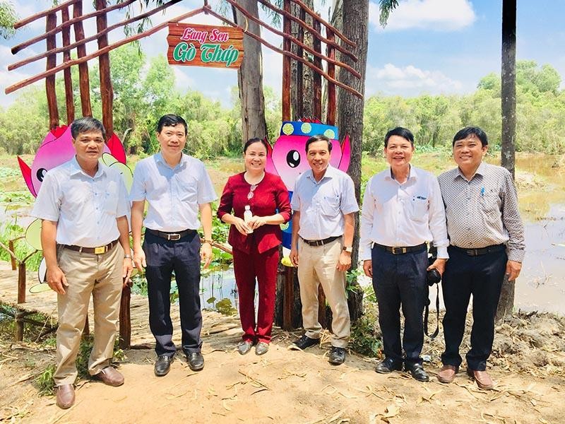 Chủ tịch UBND tỉnh Đồng Tháp Phạm Thiện Nghĩa (thứ hai từ trái qua) khảo sát Làng sen Gò Tháp tại huyện Tháp Mười, chuẩn bị cho Lễ hội Sen Đồng Tháp lần I - năm 2022