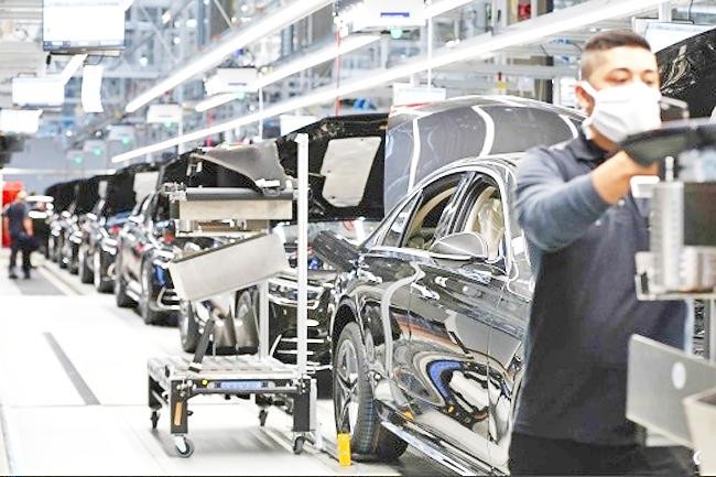 Những chiếc sedan hạng sang Mercedes S-Class được lắp ráp tại Nhà máy Mercedes-Benz AG 56 ở Sindelfingen, Đức. Ảnh: AFP