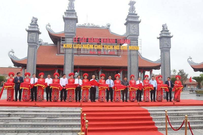 Thủ tướng Phạm Minh Chính cùng lãnh đạo Trung ương, lãnh đạo tỉnh Thái Bình cắt băng khánh thành Khu lưu niệm Chủ tịch Hồ Chí Minh tại xã Nam Cường, huyện Tiền Hải.