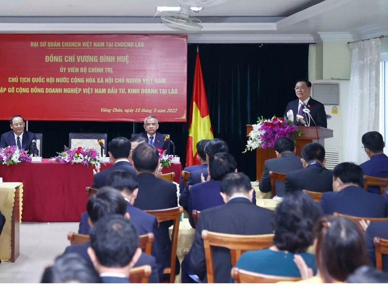 Chủ tịch Quốc hội Vương Đình Huệ phát biểu tại cuộc gặp cộng đồng doanh nghiệp Việt Nam tại Lào