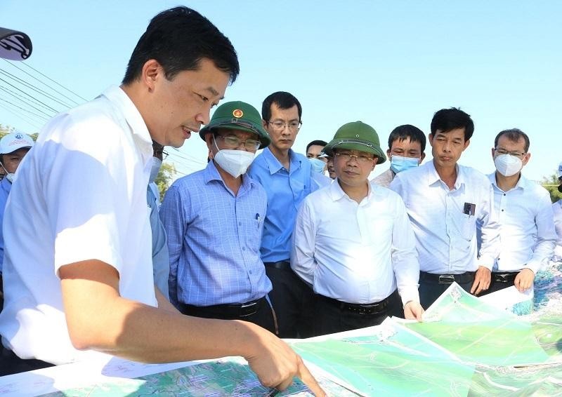Thứ trưởng Bộ Giao thông Vận tải Nguyễn Duy Lâm và Phó Chủ tịch UBND tỉnh Bình Định Nguyễn Tự Công Hoàng đi kiểm tra thực tế tại một số vị trí triển khai tuyến đường cao tốc Bắc - Nam đi qua tỉnh Bình Định vào ngày 27/4