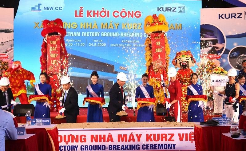 Vừa qua, tại Khu công nghiệp Becamex VSIP Bình Định đón dự án đầu tiên đến đầu tư từ các liên danh nhà đầu tư Công ty TNHH KURZ Việt Nam, Công ty TNHH Tư vấn Xây dựng Tân CC đã tổ chức lễ khởi công xây dựng Nhà máy KURZ Việt Nam, tổng mức đầu tư 40 triệu USD.