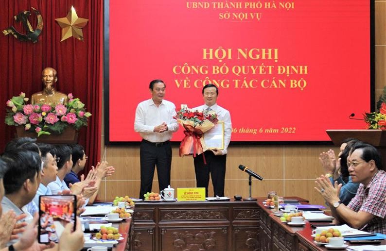 Phó Chủ tịch Thường trực UBND Thành phố Hà Nội Lê Hồng Sơn trao Quyết định và chúc mừng ông Mai Xuân Trường, chiều 6/6.