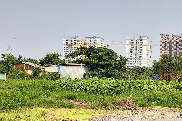 Các công trình người dân phản ánh xây dựng trái phép nằm ngay cạnh các dự án chung cư cao tầng tại phường Tam Bình, TP.Thủ Đức