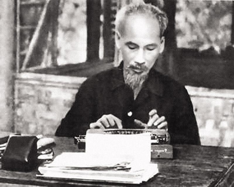 Chiếc máy chữ luôn gắn liền với công việc làm báo của Chủ tịch Hồ Chí Minh. Ảnh: TTXVN