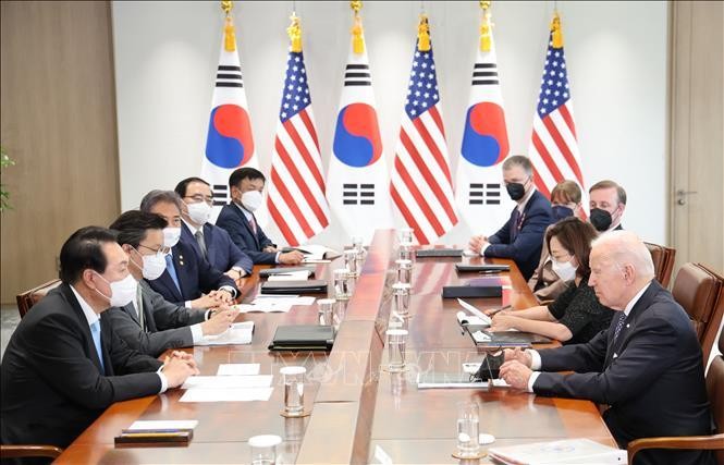 Tổng thống Hàn Quốc Yoon Suk-yeol (trái) và Tổng thống Mỹ Joe Biden (phải) trong cuộc hội đàm tại Seoul, ngày 21/5/2022. Ảnh: YONHAP/TTXVN