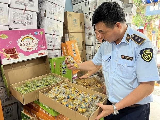 Lực lượng Quản lý thị trường Hà Nội kiểm tra cơ sở kinh doanh bánh trung thu trên địa bàn huyện Hoài Đức. (Ảnh: PV/Vietnam+)