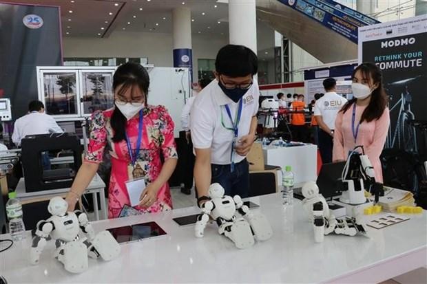Trưng bày sản phẩm sáng tạo robot của Trường Đại học Quốc tế Miền Đông. (Ảnh: Chí Tưởng/TTXVN)