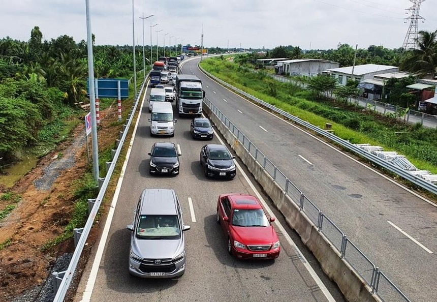 Tuyến cao tốc Trung Lương - Mỹ Thuận không có làn dừng khẩn cấp đã gây rất nhiều bất tiện cho hoạt động sản xuất.