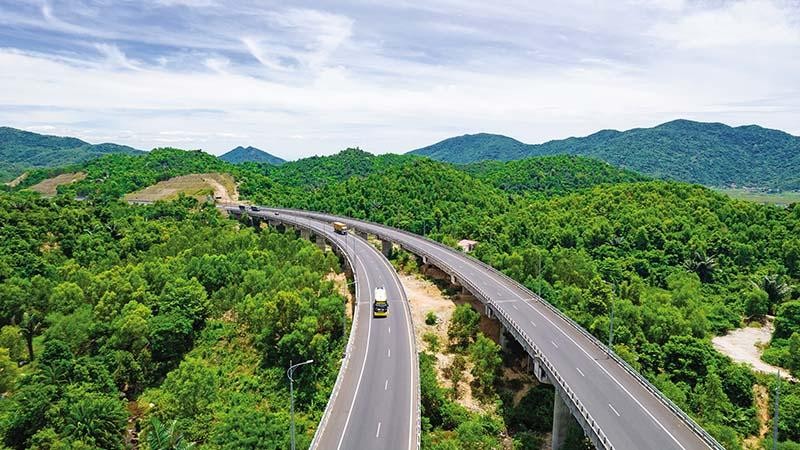 Chính phủ đang tập trung xây dựng hệ thống đường cao tốc, nhất là đoạn qua miền Trung. Trong ảnh: đường dẫn vào hầm đường bộ Đèo Cả
