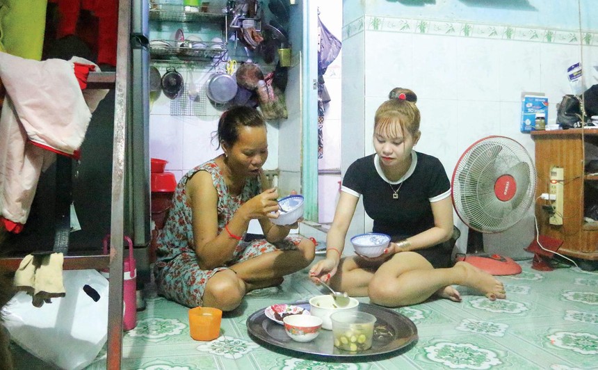 Gia đình một công nhân đã ở trọ hơn 10 năm tại Đồng Nai. Ảnh: Lê Toàn 