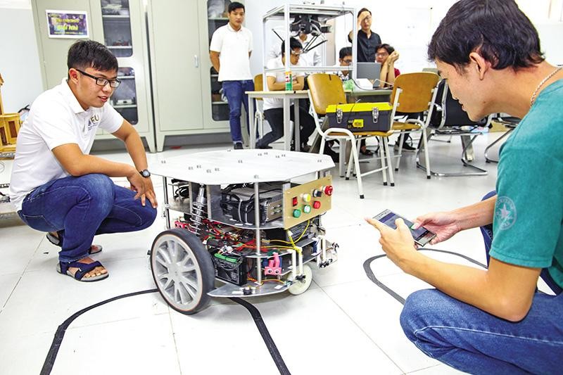 Tập đoàn Sembcorp (Singapore) đầu tư ứng dụng công nghệ 4.0 tại Trường đại học quốc tế Miền Đông nhằm đáp ứng nhu cầu nhân lực chất lượng cao cho các nhà máy thông minh ở Bình Dương. Ảnh: Lê Toàn