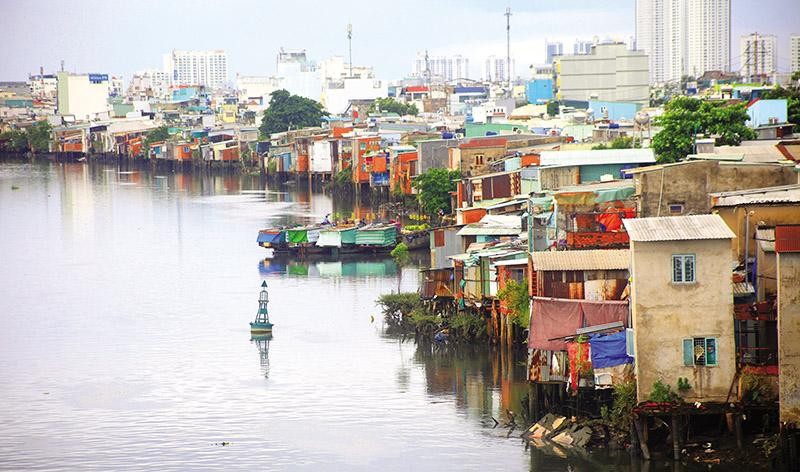 Hàng ngàn căn nhà lụp xụp ven kênh Đôi, quận 8. Ảnh: Lê Toàn