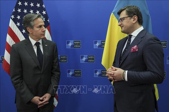 Ngoại trưởng Mỹ Antony Blinken (trái) và người đồng cấp Ukraine Dmytro Kuleba trong cuộc gặp tại Hội nghị Ngoại trưởng NATO ở Brussels, Bỉ ngày 7/4/2022. Ảnh tư liệu: AFP/TTXVN