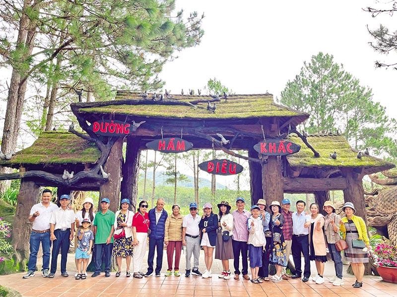 Du khách chụp ảnh lưu niệm tại Khu du lịch Đường hầm Đất Sét (Đà Lạt, Lâm Đồng) 