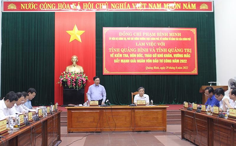 Phó Thủ tướng Thường trực Chính phủ Phạm Bình Minh chỉ đạo tại buổi làm việc với 2 tỉnh Quảng Bình và Quảng Trị.