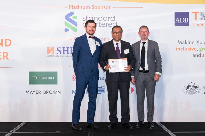 Ông Deep Sen (ở giữa) – Giám đốc Lĩnh vực phụ trách khách hàng dịch vụ tài chính, Khối Ngân hàng bán buôn Techcombank, đại diện ngân hàng nhận giải thưởng của ADB