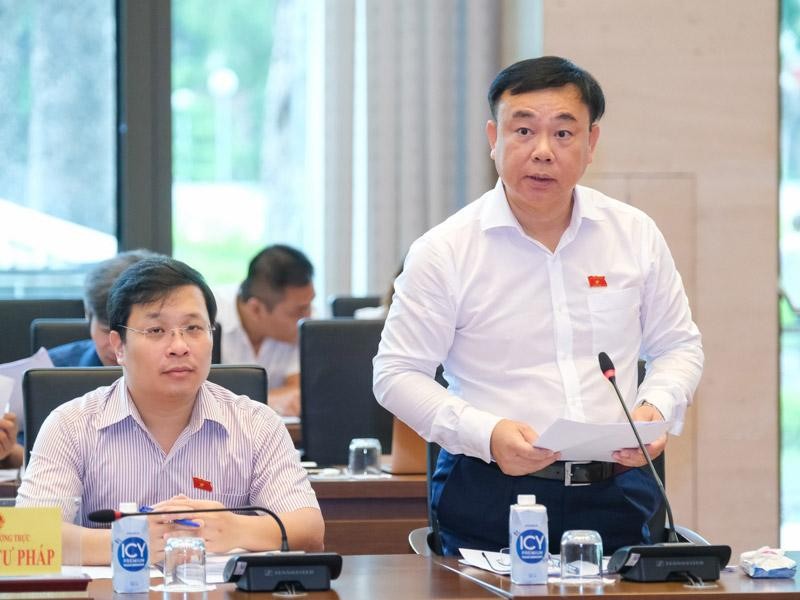Ủy viên Thường trực Ủy ban Tư pháp Nguyễn Công Long trình bày báo cáo của Tiểu ban 1.